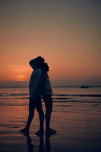 Silueta de una chica al atardecer / amanecer sobre el océano . — Foto de Stock