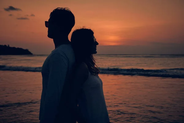 Siluet seorang gadis di sunset / sunrise time over the ocean . — Stok Foto