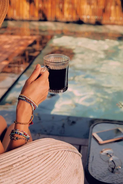 Fille à l'aide de téléphone portable tout en étant couché sur une piscine salon de terrasse — Photo