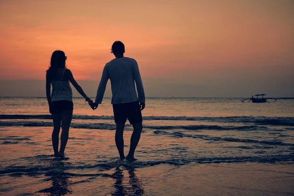 Silhueta de uma menina no pôr do sol / nascer do sol tempo sobre o oceano . — Fotografia de Stock