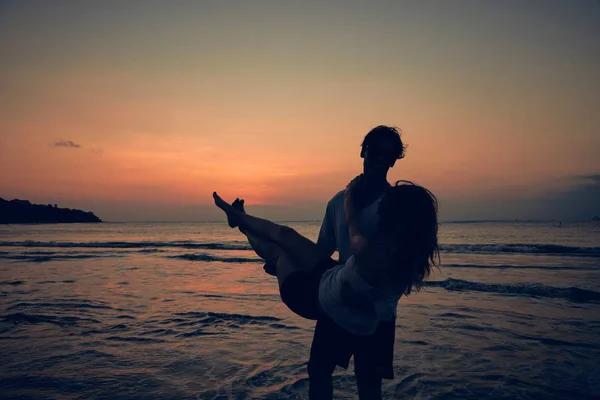 Silhouette di una ragazza al tramonto / alba sull'oceano . — Foto Stock