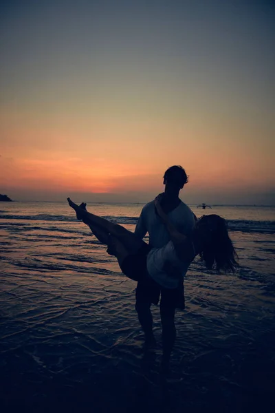 Silueta de una chica al atardecer / amanecer sobre el océano . —  Fotos de Stock