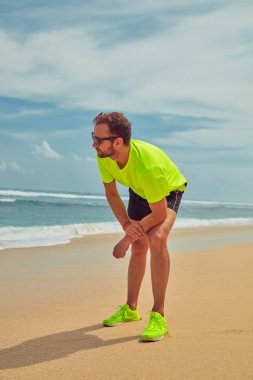 Tropikal kumlu plajda uzanan Sportsman.
