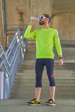 Spor adam çalışma / büyük bir şehir şehir köprüsü üzerinde koşu.