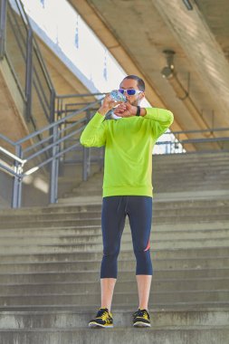 Spor adam çalışma / büyük bir şehir şehir köprüsü üzerinde koşu.