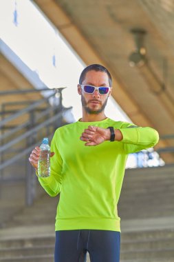 Spor adam çalışma / büyük bir şehir şehir köprüsü üzerinde koşu.