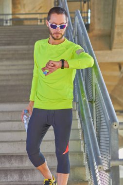 Spor adam çalışma / büyük bir şehir şehir köprüsü üzerinde koşu.
