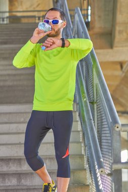 Spor adam çalışma / büyük bir şehir şehir köprüsü üzerinde koşu.