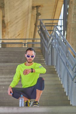 Spor adam çalışma / büyük bir şehir şehir köprüsü üzerinde koşu.