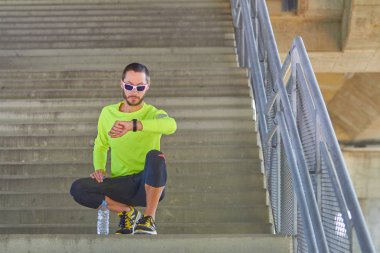Spor adam çalışma / büyük bir şehir şehir köprüsü üzerinde koşu.
