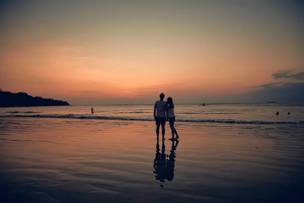 Silhouette d'une fille au coucher du soleil / lever du soleil sur l'océan . — Photo