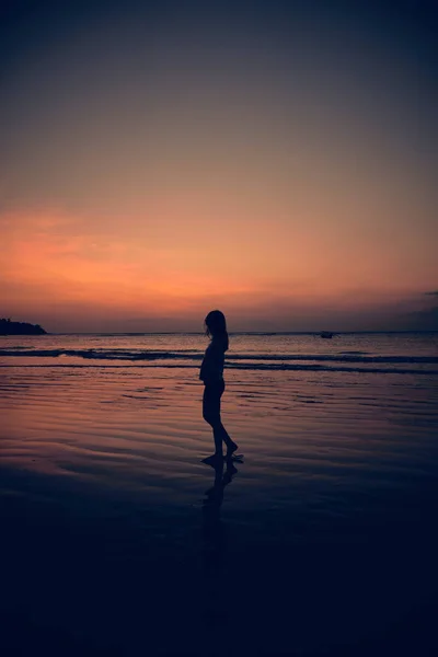 Силуэт девушки на закате / восходе солнца над океаном . — стоковое фото