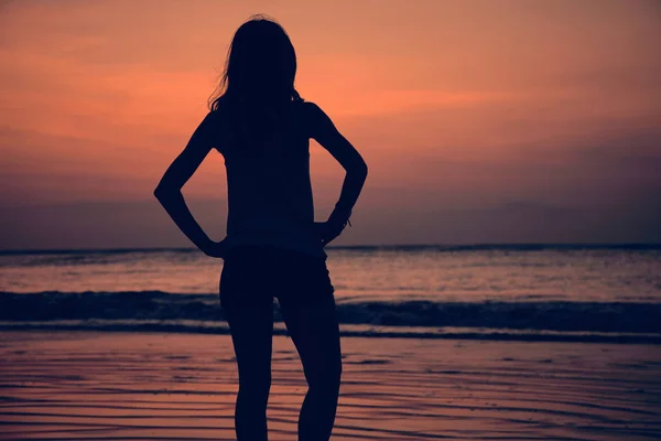 Silhouette of a girl in sunset / sunrise time over the ocean. — Stock Photo, Image