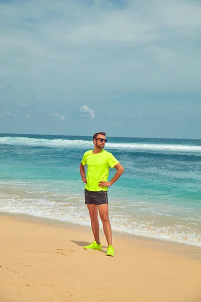 열대 모래 해변에서 스트레칭 스포츠맨. — 스톡 사진