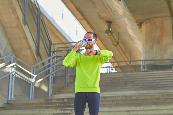 Sportsman pracy/jogging na dużym miejskim mostu miejskiego. — Zdjęcie stockowe