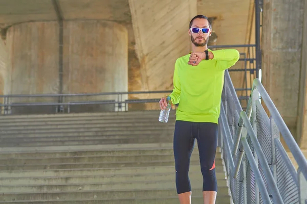 Sportsman pracy/jogging na dużym miejskim mostu miejskiego. — Zdjęcie stockowe