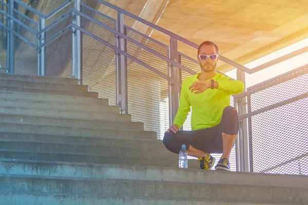 Deportista haciendo ejercicio / trotando en un gran puente urbano de la ciudad . — Foto de Stock