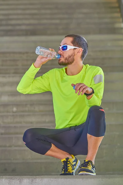 Sportsman pracy/jogging na dużym miejskim mostu miejskiego. — Zdjęcie stockowe