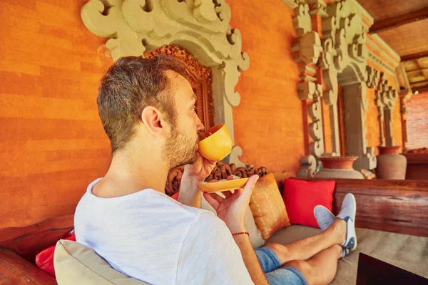 Uomo che beve caffè su un portico di casa . — Foto Stock