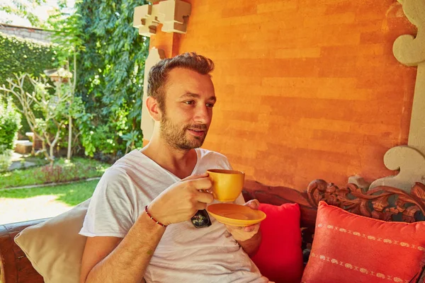 Hombre Bebiendo Café Mañana Sofá Porche — Foto de Stock