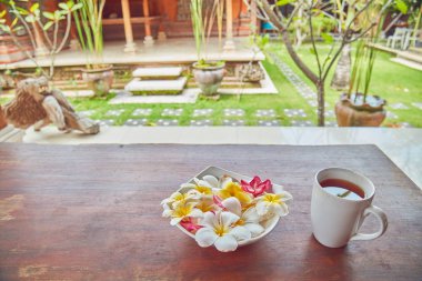 Mornin kahve / frangipani çiçekli bir masada çay.