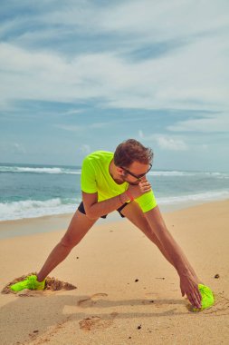 Tropikal kumlu plajda uzanan Sportsman.