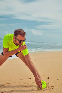 Tropikal kumlu plajda uzanan Sportsman.