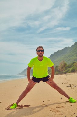 Tropikal kumlu plajda uzanan Sportsman.