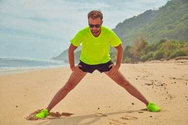 Tropikal kumlu plajda uzanan Sportsman.