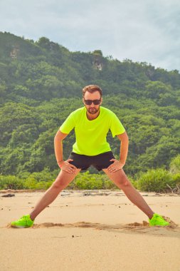 Tropikal kumlu plajda uzanan Sportsman.