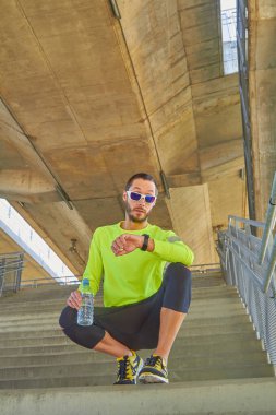 Spor adam çalışma / büyük bir şehir şehir köprüsü üzerinde koşu.