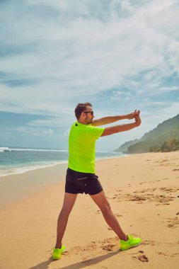 Tropikal kumlu plajda uzanan Sportsman.