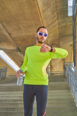 Spor adam çalışma / büyük bir şehir şehir köprüsü üzerinde koşu.