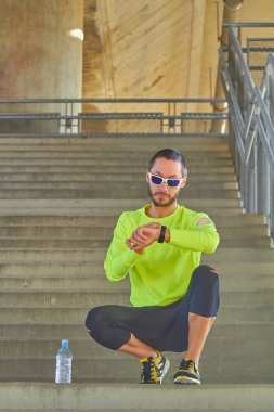 Spor adam çalışma / büyük bir şehir şehir köprüsü üzerinde koşu.