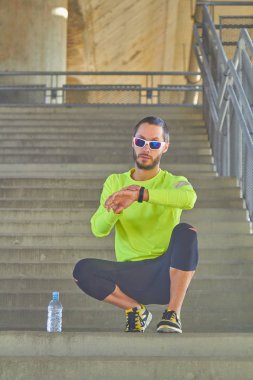 Spor adam çalışma / büyük bir şehir şehir köprüsü üzerinde koşu.