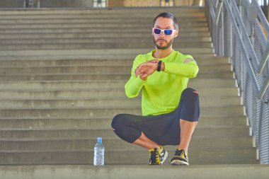 Spor adam çalışma / büyük bir şehir şehir köprüsü üzerinde koşu.