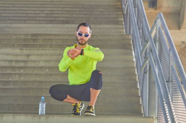 Spor adam çalışma / büyük bir şehir şehir köprüsü üzerinde koşu.
