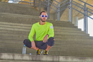 Spor adam çalışma / büyük bir şehir şehir köprüsü üzerinde koşu.