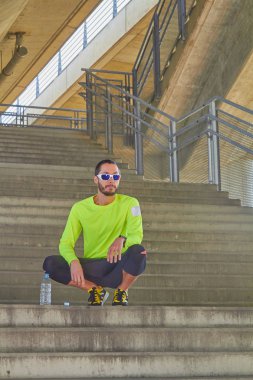 Spor adam çalışma / büyük bir şehir şehir köprüsü üzerinde koşu.