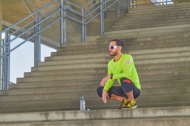 Spor adam çalışma / büyük bir şehir şehir köprüsü üzerinde koşu.