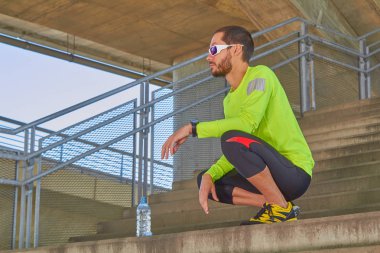 Spor adam çalışma / büyük bir şehir şehir köprüsü üzerinde koşu.