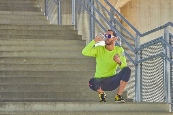 Sportsman pracy/jogging na dużym miejskim mostu miejskiego. — Zdjęcie stockowe