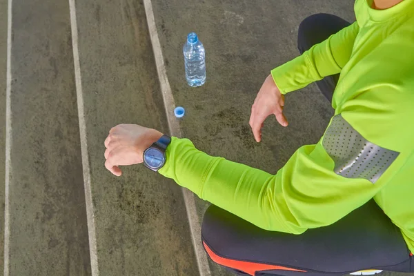 Deportista Haciendo Ejercicio Trotando Gran Puente Urbano Ciudad — Foto de Stock