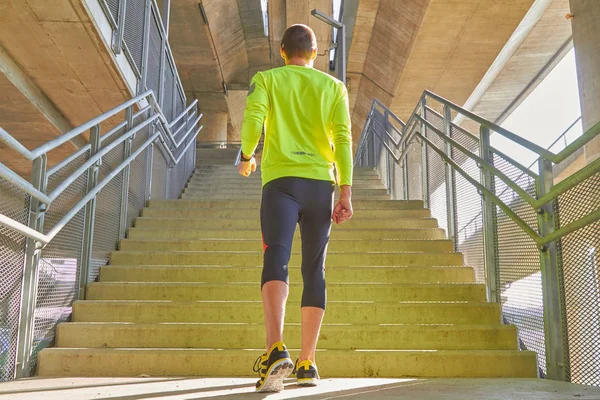 运动员在大城市的桥上锻炼/慢跑. — 图库照片