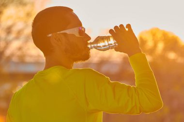 susamış sporcu kentsel ortamda içme suyu.