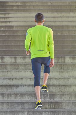 Spor adam çalışma / büyük bir şehir şehir köprüsü üzerinde koşu.