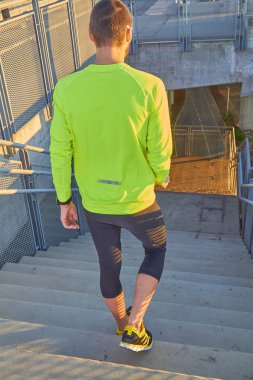 Spor adam çalışma / büyük bir şehir şehir köprüsü üzerinde koşu.