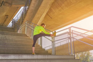 Spor adam çalışma / büyük bir şehir şehir köprüsü üzerinde koşu.