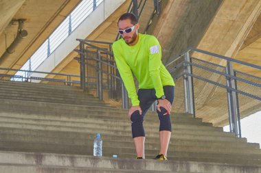 Spor adam çalışma / büyük bir şehir şehir köprüsü üzerinde koşu.