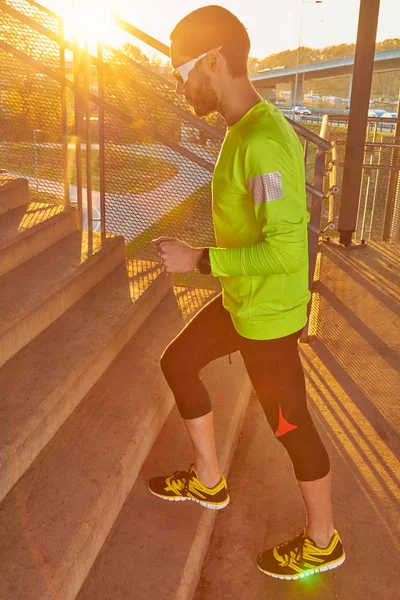 Deportista haciendo ejercicio / trotando en un gran puente urbano de la ciudad . — Foto de Stock